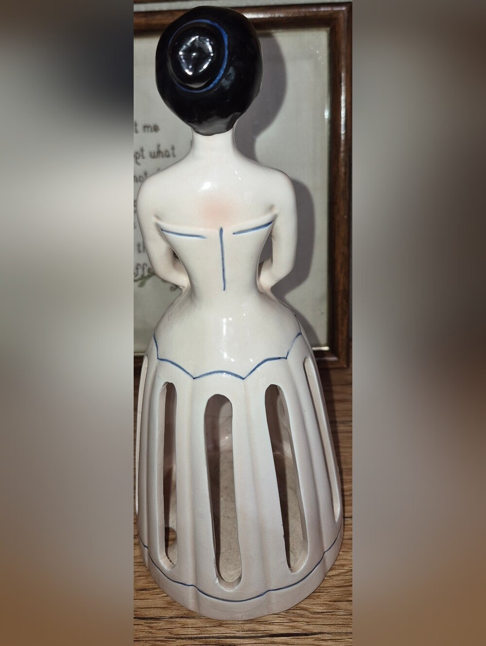 Vintage 1970s Ceramic Lady Napkin and Handkerchief holder from Lillian Vernon - Picture 4 of 6